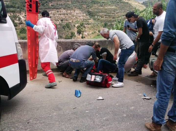 اصابة شخص بحادث بين سيارة ودراجة