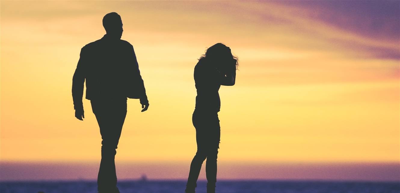 مطربة تُسرّب محادثة لمنتج شهير تضعه في موقف محرج