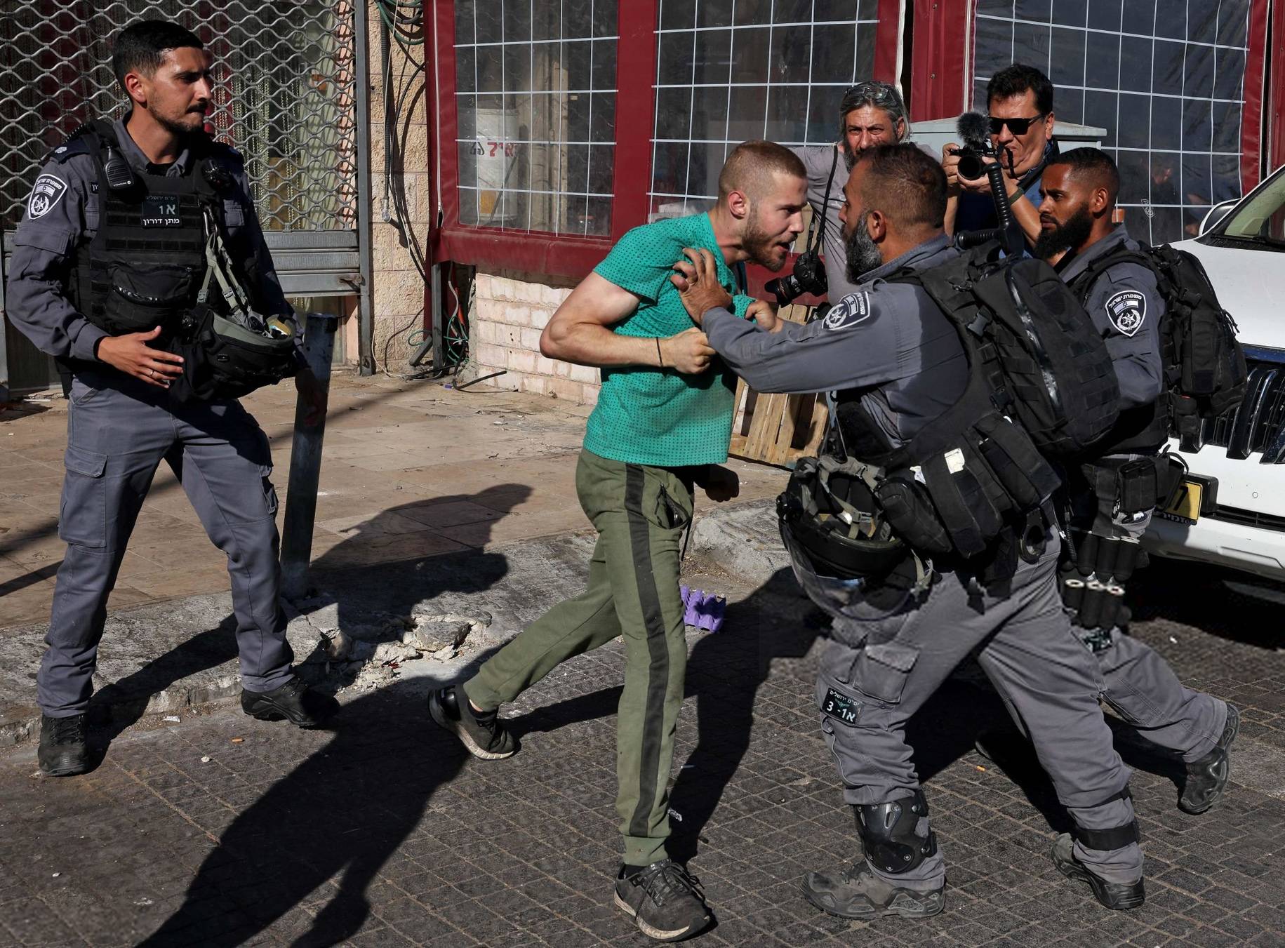 المستوطنون يرقصون في «باب العامود» ضمن «مسيرة الأعلام» والمقاومة الفلسطينية تدعو الى النفير العام