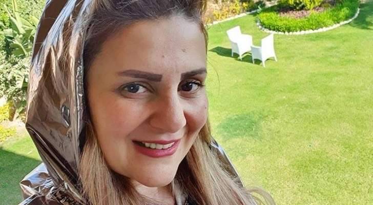 رانيا محمود ياسين تزور قبر والدها