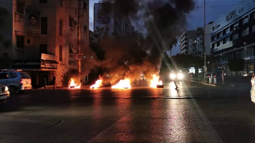 المحتجون قطعوا الطريق امام شركة الكهرباء في صيدا