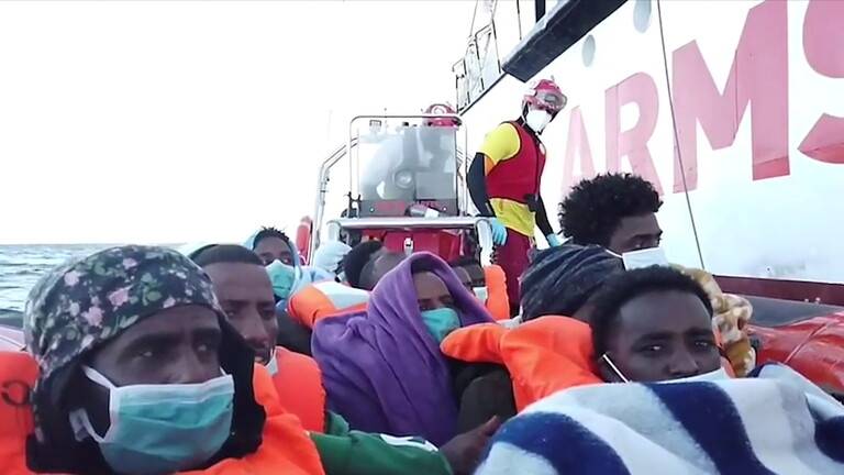 إيطاليا.. دعوات لوقف تدفق المهاجرين