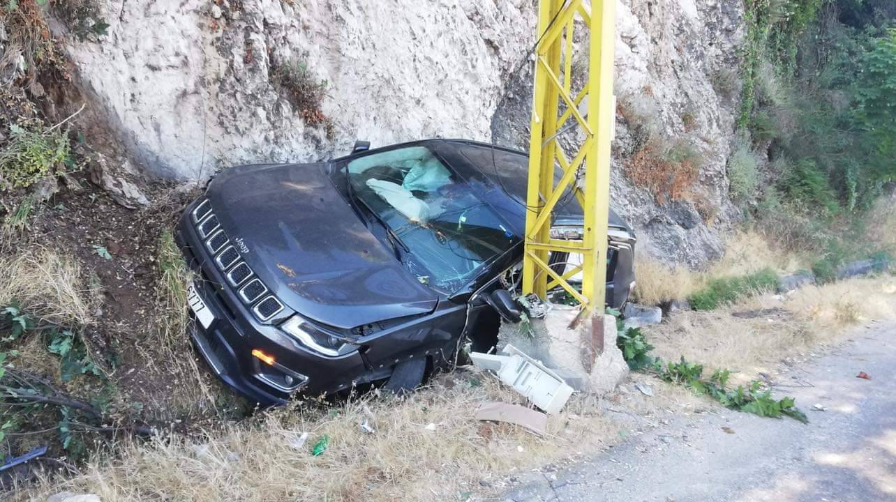 جريح بانحراف سيارته على طريق عام عشقوت