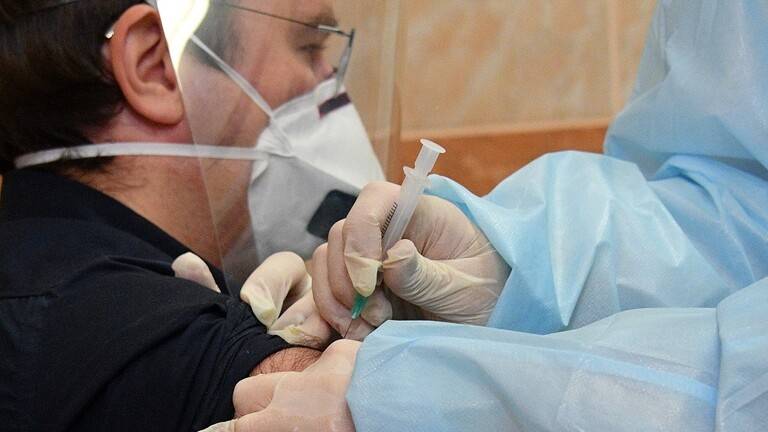 طبيب روسي يرد على المخاوف من العقم بعد التطعيم