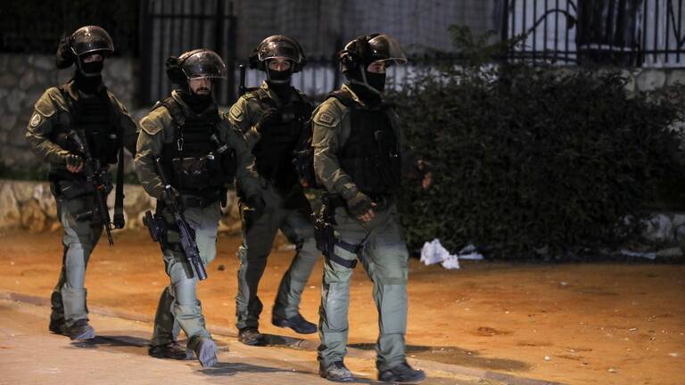شرطة الإحتلال تنفذ اعتقالات في بلدة فلسطينية بعد صدامات عنيفة