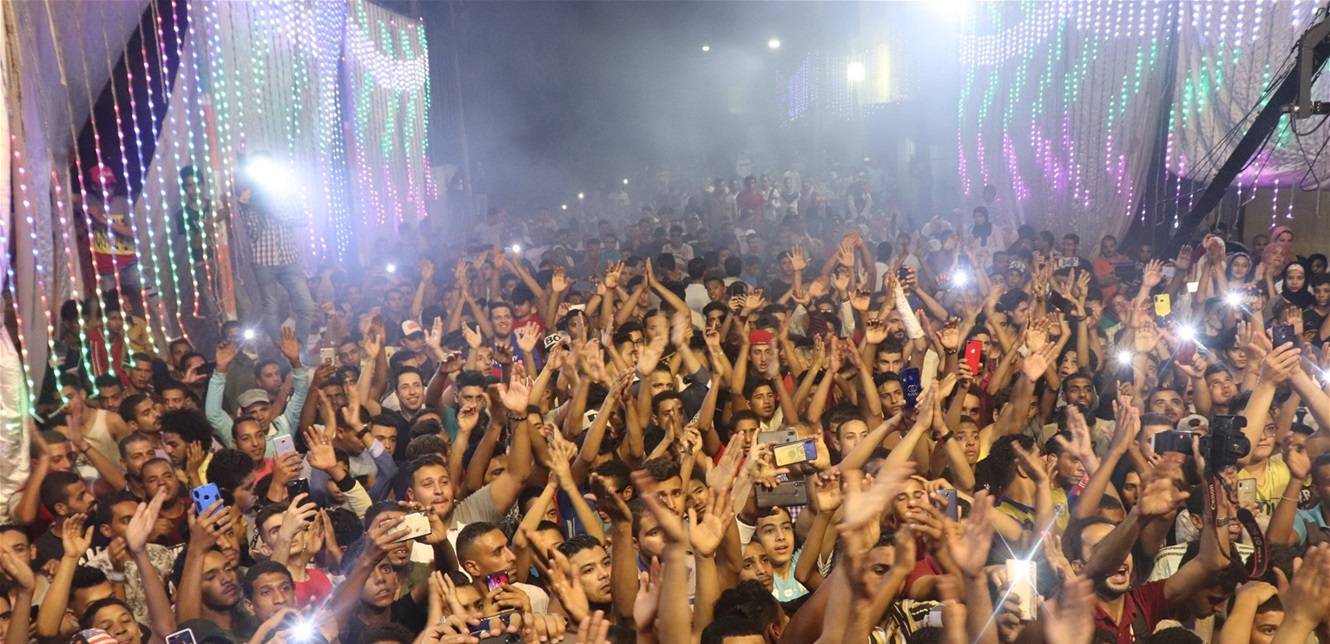 مطرب مهرجانات يشتري سيارة مطلية بالذهب الخالص(صورة)