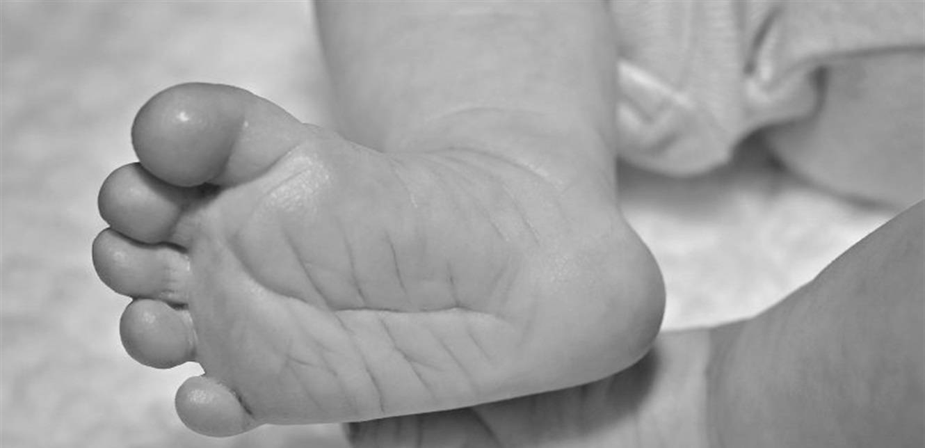 طفلة رضيعة مرمية في صندوق خشبي... اليكم التفاصيل