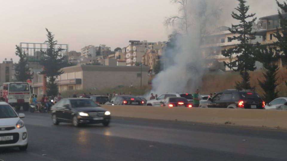 بالصور.. احتراق سيارة في الدامور