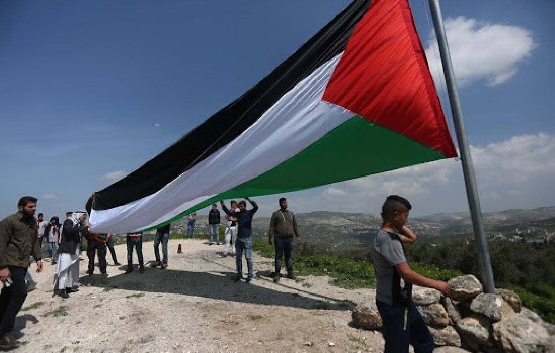 أهالي بيتا يؤدون صلاة الجمعة عند مدخل بلدتهم ومواجهات مع قوات الإحتلال