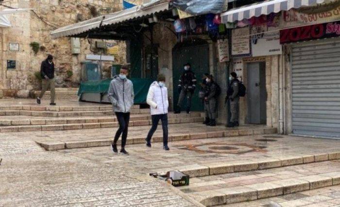 100 مستوطن إسرائيلي يقتحمون قرية بالقرب من رام الله في حماية الشرطة
