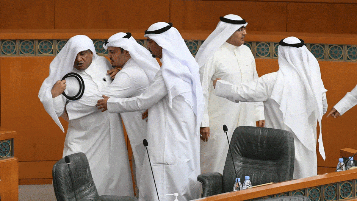عراك وتشابك بالأيدي في مجلس الأمة الكويتي