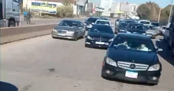 محتجون قطعوا الاوتوستراد عند جسر البالما