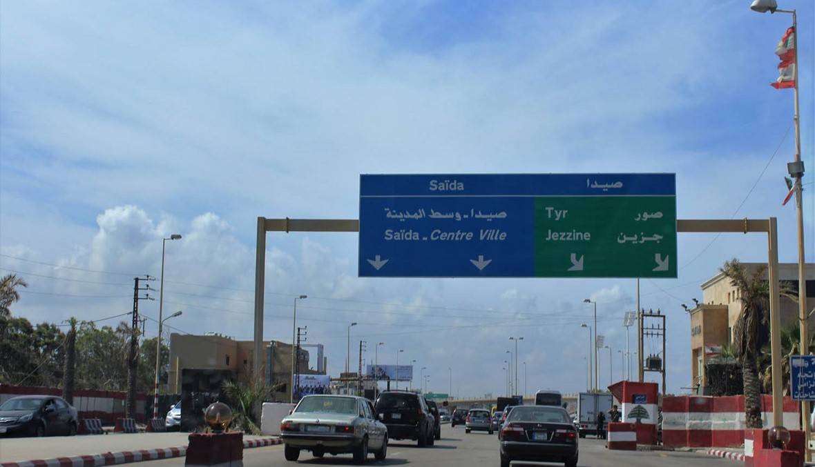 إعادة فتح طريق عام صور صيدا عند دوار العباسية