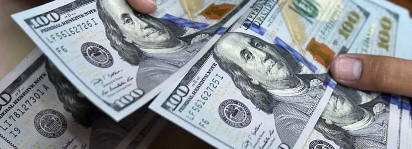 الدولار يتكبد خسائر بعد تعليقات رئيس "الفيدرالي"