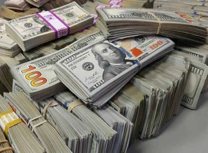 توقيف لبناني في المطار ينقل دولارات مزيفة