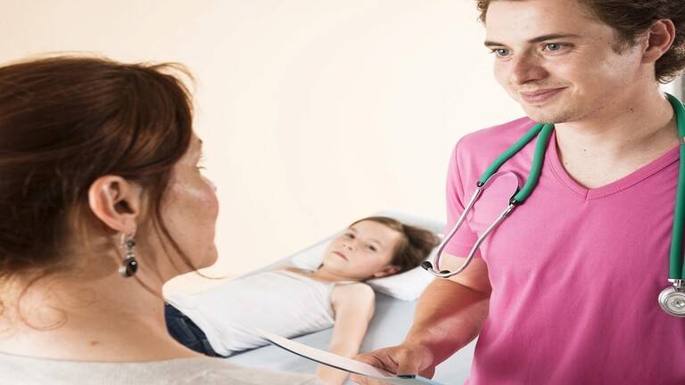 أخصائي يوضّح ما ينبغي على الأطباء عمله أثناء معالجة الأطفال