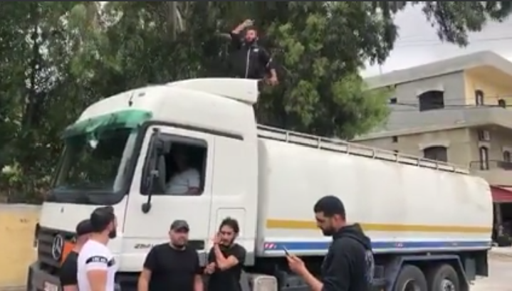 شباب البيرة أوقفوا صهريجا محملا بالمازوت
