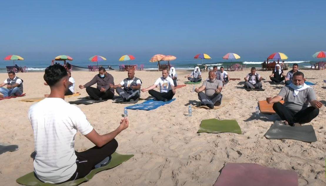 الغزيون يمارسون اليوغا لمعالجة آثار الحرب الإسرائيلية الأخيرة