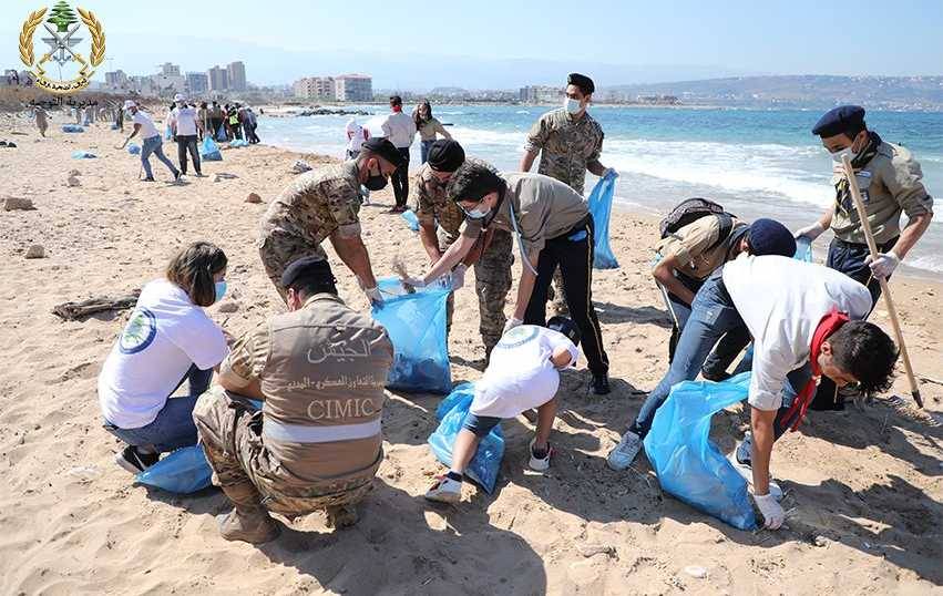 الجيش شارك في حملة تنظيف شاطئ الميناء