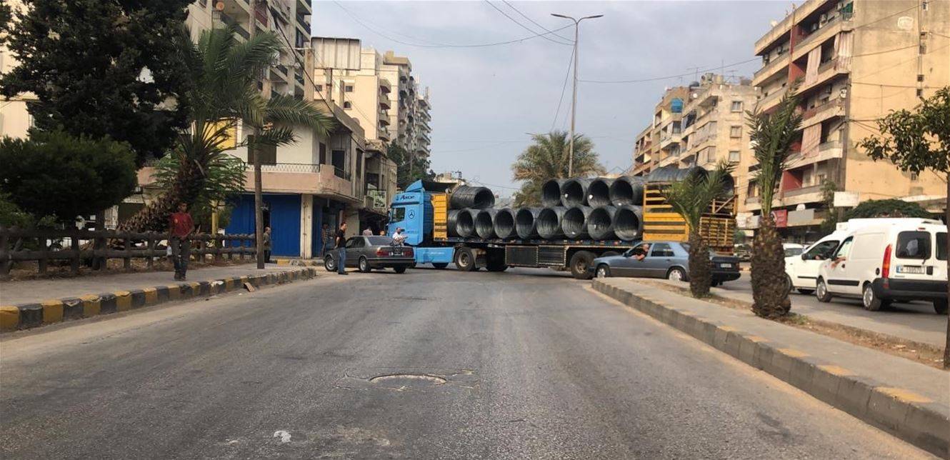 محتجون قطعوا اوتوستراد طرابلس البداوي
