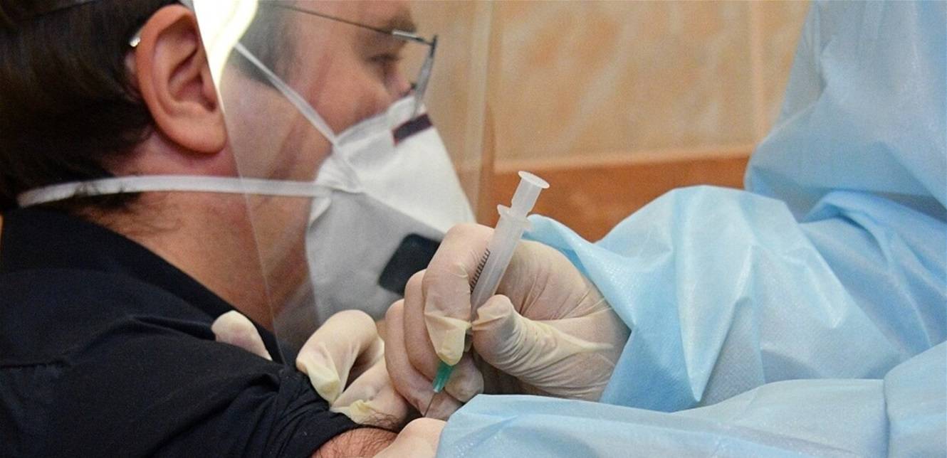 مخاوف من العقم بعد التطعيم بلقاح كورونا.. طبيب معروف يوضح