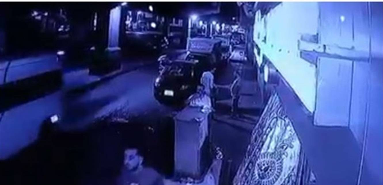 مشهدٌ يحبس الأنفاس.. لحظة سقوط سيارة من أعلى جسر! (فيديو)