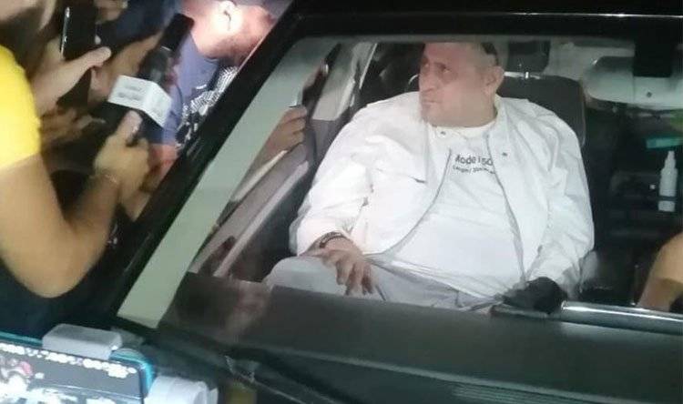 المتظاهرون قطعوا الطريق.. ووسّوف أقنعهم بفتحها (فيديو)