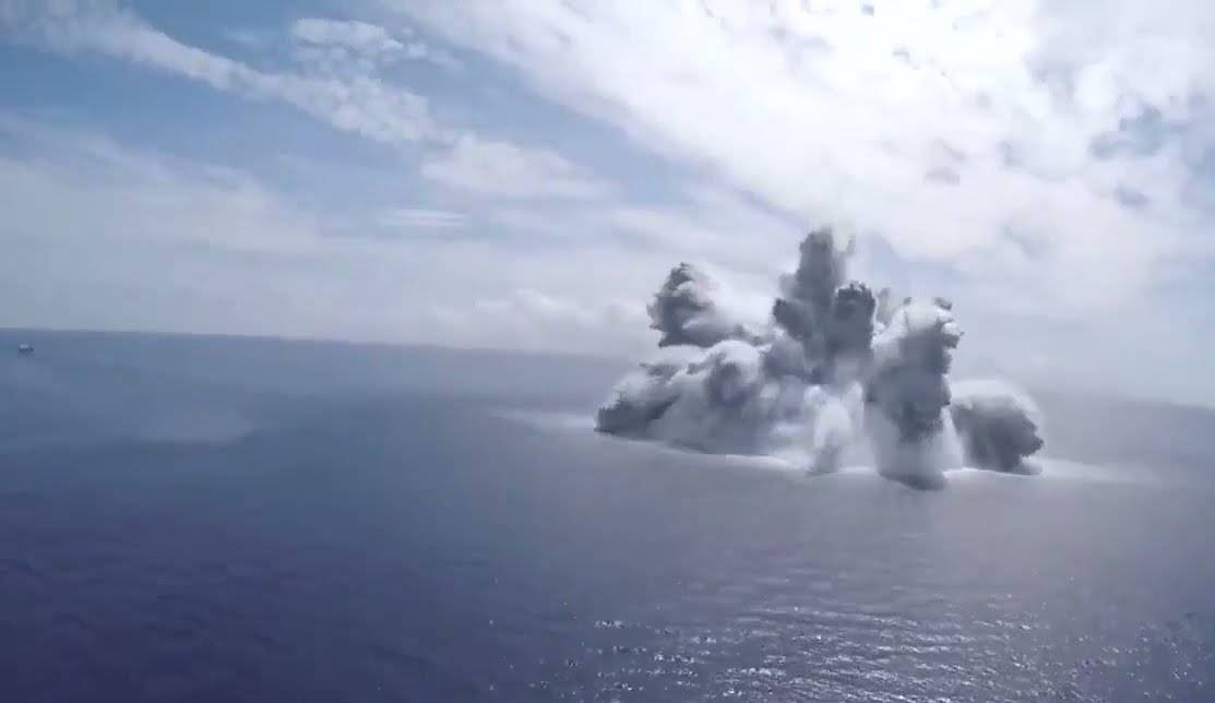 البحرية الأميركية تختبر حاملة طائراتها بتفجير ضخم