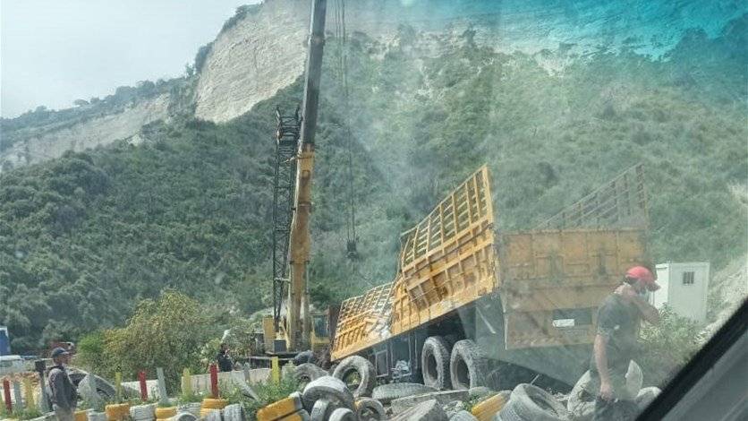 سقوط جريح نتيجة انقلاب شاحنة على اوتوستراد شكا