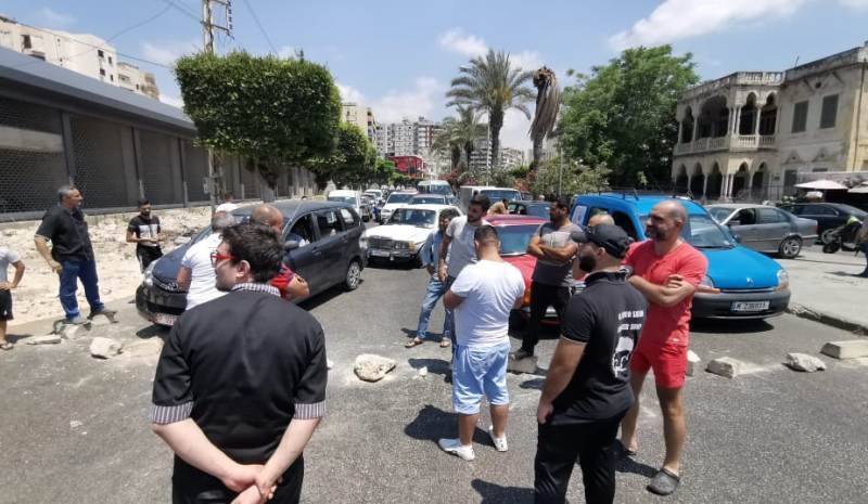 قطع ساحة ايليا في صيدا بالسيارات