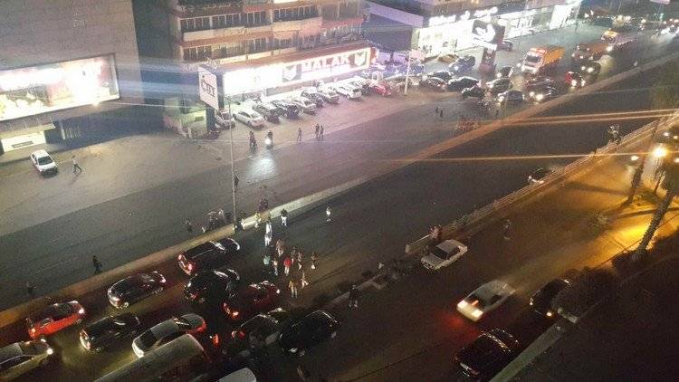 قطع الزوق بالإتجاهين احتجاجاً على الأوضاع الإقتصادية