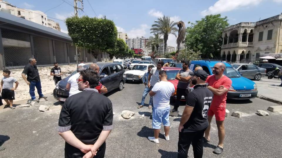 اصحاب المحلات في صيدا قطعوا الطريق احتجاجا على اطفاء مولد