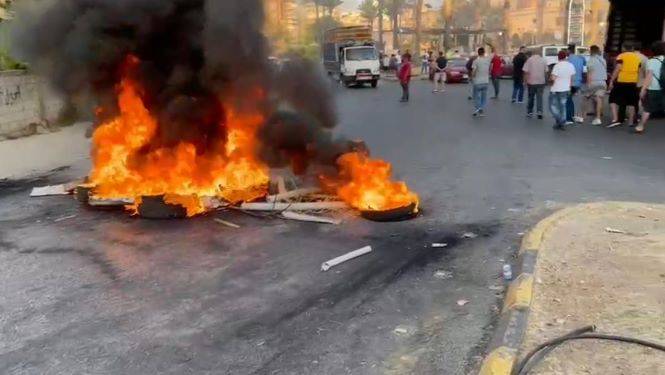 قطع الطريق عند ساحة الشهداء في صيدا بالإطارات المشتعلة