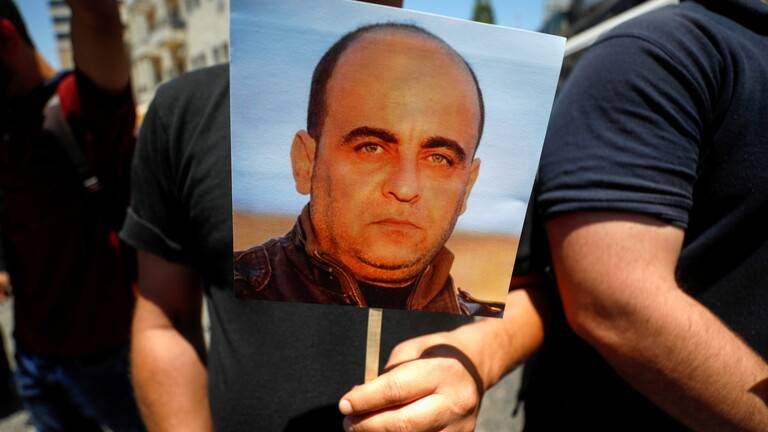 الفلسطينيون يشيعون جثمان الناشط نزار بنات