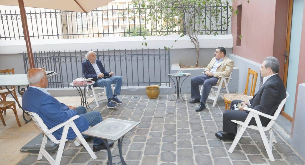 جنبلاط عرض المستجدات السياسية مع سفير مصر