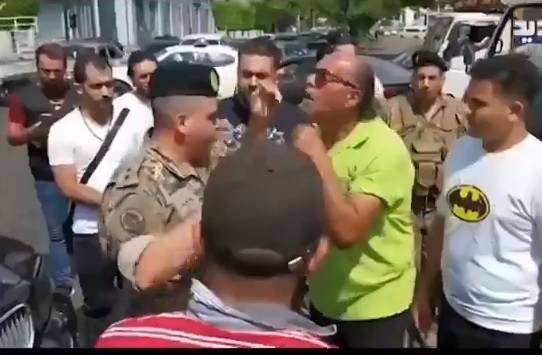بالفيديو...ظابط لمواطن 