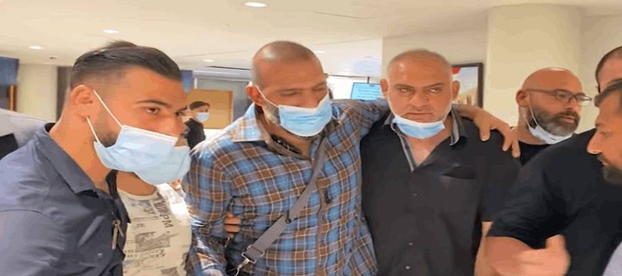 بعدما فقد عائلته بحادث السعديات.. لحظات حزينة لوصول "الأب المفجوع" إلى بيروت