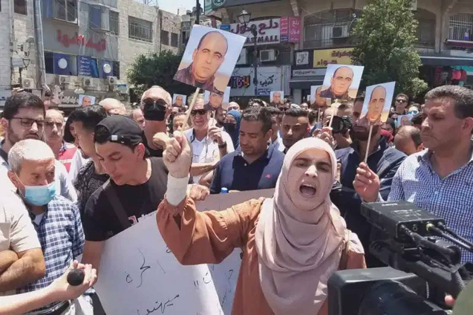 احتجاجات بالضفة على وفاة الناشط المعارض نزار بنات