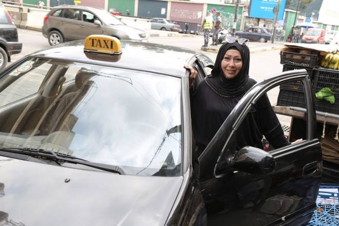 نساء يعملن على الـ”taxi”: «شوفيرة» وأفتخر!