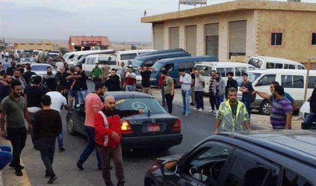 سائقو الفانات يقطعون طريق بعلبك