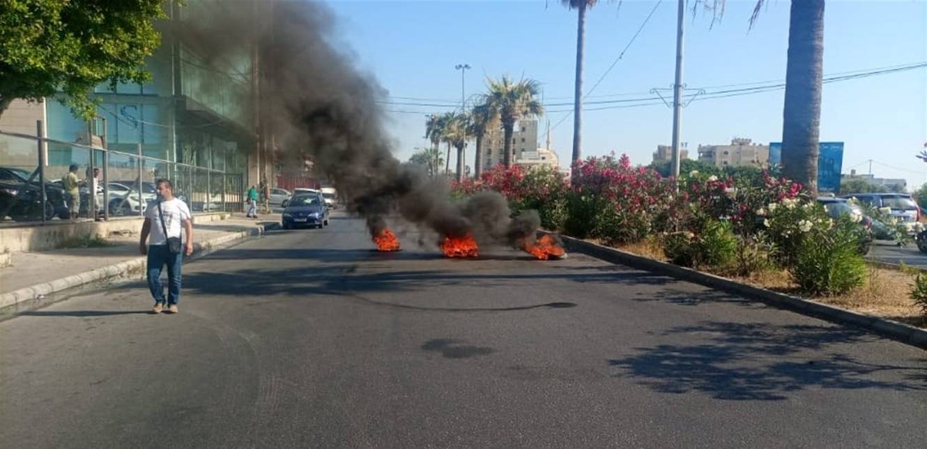أحد أصحاب معارض السيارات قطع أوتوستراد صيدا والسبب...