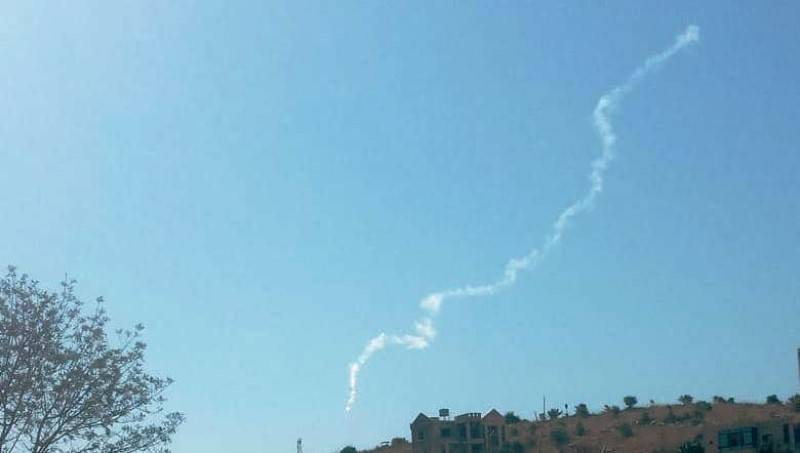 جيش العدو يلقي قنابل مضيئة  في ميس الجبل