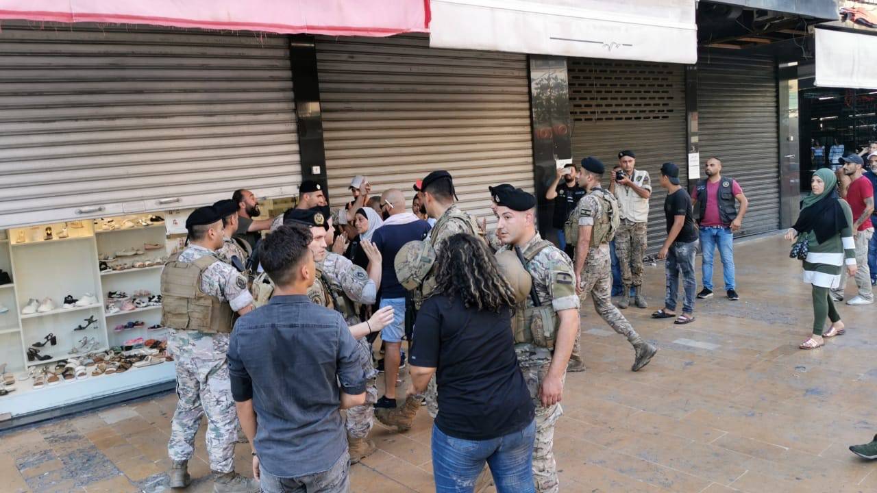 محتجون أجبروا المحال في صيدا على الاقفال