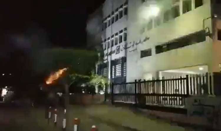 في صيدا... إشعال إطارات مطاطية في مدخل مصرف لبنان