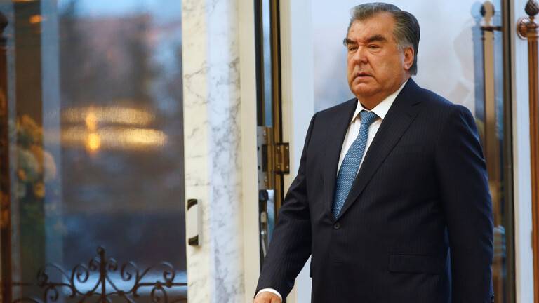 رئيس طاجيكستان يستقبل نظيره القرغيزي بعد الاشتباكات المسلحة بين البلدين