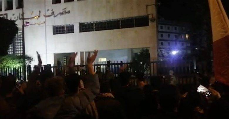 خلع الباب الحديدي لمصرف لبنان في طرابلس