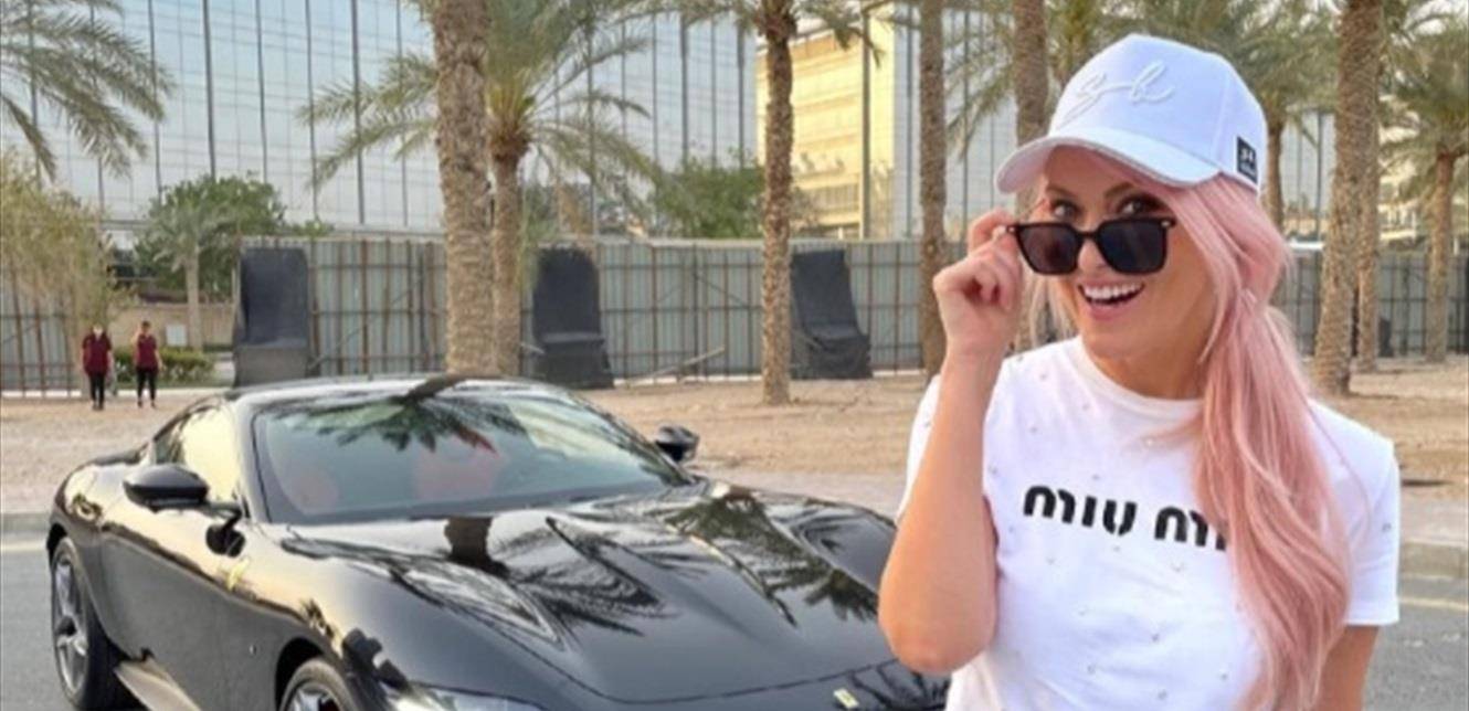 استقالت من وظيفنها.. شابة تجني الملايين باستعراض السيارات الفاخرة على الإنترنت