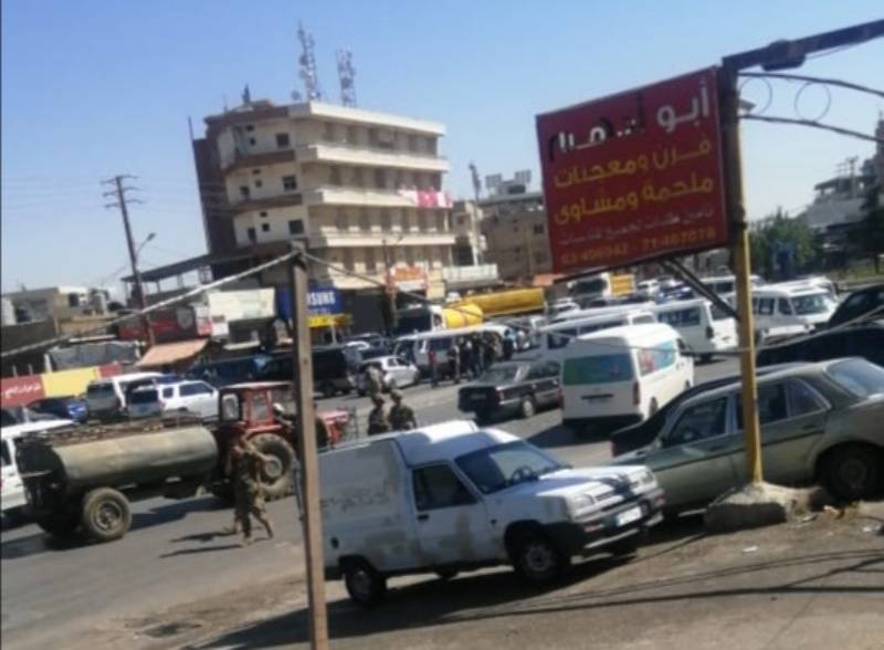 سائقو الفانات قطعوا الطريق الدولية  في بعلبك