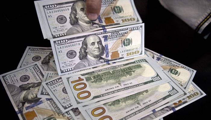 الدولار يبلغ أعلى مستوى في 15 شهراً مقابل الين