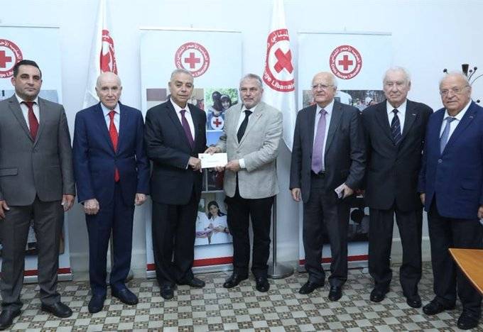 هبة من جمعية أعضاء جوقة الشرف الفرنسية إلى الصليب الاحمر